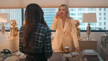 Pendientes de eslabones Rabanne Gold XL usados por Isla Gordon (Kate Hudson) como se ve en Running Point (S01E03)