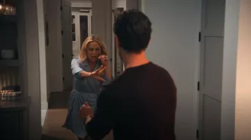 La Perla Bata Corta de Seda usada por Isla Gordon (Kate Hudson) como se ve en Running Point (S01E03)