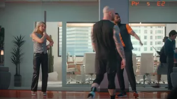 Pantalones de cuero de 5 bolsillos de Helmut lang usados por Isla Gordon (Kate Hudson) como se ve en Running Point (S01E03)