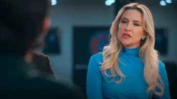 Pendientes de botón Swarovski Birthstone de corte redondo usados por Isla Gordon (Kate Hudson) como se ve en Running Point (S01E03)