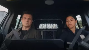 Chemise en soie à manches longues Zegna portée par John Nolan (Nathan Fillion) comme on le voit dans The Rookie (S07E02)