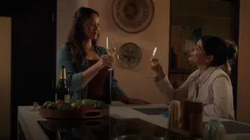 Camisa abotonada plegable de mezclilla Madewell en Hillsborough Wash usada por Lucy Chen (Melissa O'Neil) como se ve en The Rookie (T07E02)