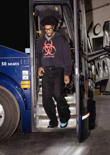 Vetements Noir Biohazard Symbol Zip Sweat à capuche porté par Scoot Henderson sur le compte Instagram @trailblazers