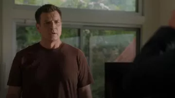 AG Jeans Wesley Crewneck T-Shirt porté par John Nolan (Nathan Fillion) tel qu’on le voit dans The Rookie (S07E03)