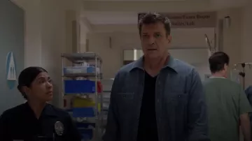 Chemise de travail navale Wallace & Barnes portée par John Nolan (Nathan Fillion) comme on le voit dans The Rookie (S07E03)