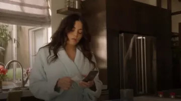 Bata de felTerry de algodón Nordstrom Hydro en azul Starlight usada por Bailey Nune (Jenna Dewan) como se ve en The Rookie (T07E05)