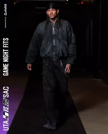 Jean cargo à poches enveloppées noir Vetements porté par Jordan Clarkson sur le compte Instagram @utahjazz