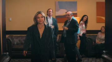 Blazer gris à fines rayures Norma Kamali porté par Isla Gordon (Kate Hudson) comme on le voit dans Running Point (S01E04)