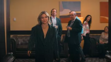 Norma Kamali Robe midi grise à col à rayures portée par Isla Gordon (Kate Hudson) comme on le voit dans Running Point (S01E04)
