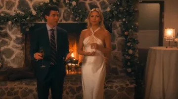 Galvan Santorini Robe dos nu drapée en satin portée par Isla Gordon (Kate Hudson) comme on le voit dans Running Point (S01E05)