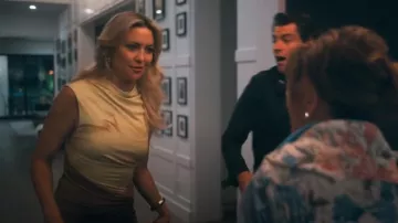 Robe midi en acacia Simkhai portée par Isla Gordon (Kate Hudson) comme on le voit dans Running Point (S01E05)