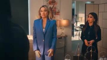 Le blazer en laine à simple boutonnage bleu Attico porté par Isla Gordon (Kate Hudson) comme on le voit dans Running Point (S01E05)