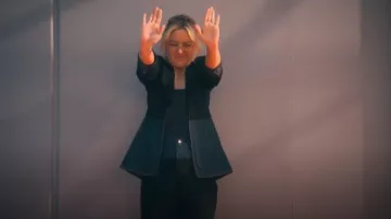 Cinq A Sept Dionne Pants Dionne Pants porté par Isla Gordon (Kate Hudson) comme on le voit dans Running Point (S01E06)