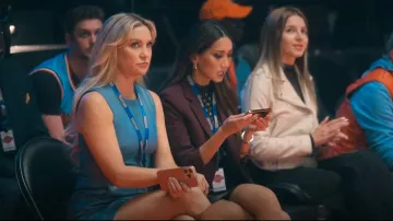 Rester en cuir sans manches Mini Dress portée par Isla Gordon (Kate Hudson) comme on le voit dans Running Point (S01E06)