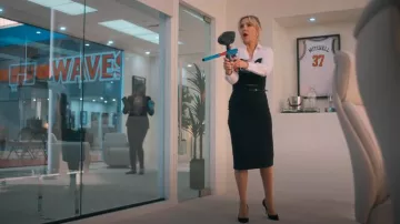 Jupe crayon Jackie O Halo noir portée par Isla Gordon (Kate Hudson) comme on le voit dans Running Point (S01E06)