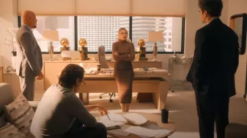 Helsa Pantalon Jupe midi portée par Isla Gordon (Kate Hudson) comme on le voit dans Running Point (S01E06)