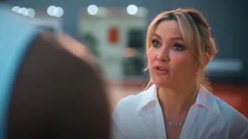 Anneaux en or facettés portés par Isla Gordon (Kate Hudson) comme on le voit dans Running Point (S01E06)