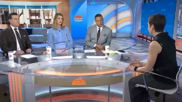 Chemise sans manches en soie Vince portée par Stephanie Gosk, comme on le voit dans Today le 3 mars 2025