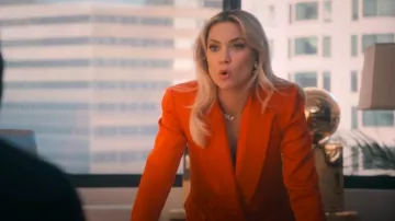 Blazer croisé à revers en pointe Simkhai Norah porté par Isla Gordon (Kate Hudson) comme on le voit dans Running Point (S01E07)