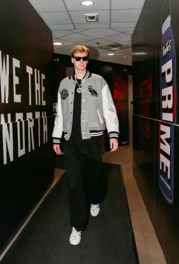 Veste Ovo Nba All Star Game Grey Varsity portée par Gradey Dick sur le compte Instagram @raptors