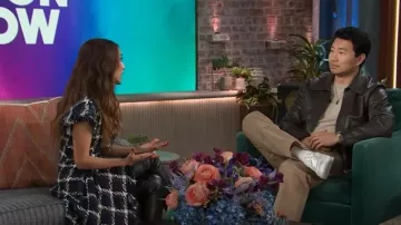 Robe asymétrique en tweed à épaules à rabat Monse portée par Brenda Song, comme on le voit dans le spectacle Kelly Clarkson le 3 mars 2025