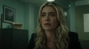 Collier à maillons en perles Strathberry en or doré 22 carats porté par Rebecca Henderson (Melissa Roxburgh) comme on le voit dans The Hunting Party (S01E01)