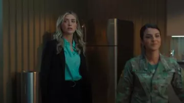 Theory Etiennette Blazer en bonne laine porté par Rebecca Henderson (Melissa Roxburgh) comme on le voit dans The Hunting Party (S01E02)