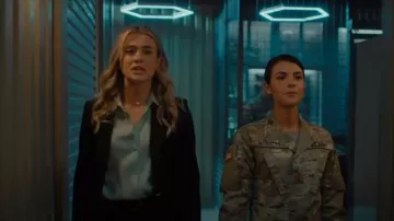 Chemise boutonnée bleu halogène en aqua glacé portée par Rebecca Henderson (Melissa Roxburgh) comme on le voit dans The Hunting Party (S01E02)