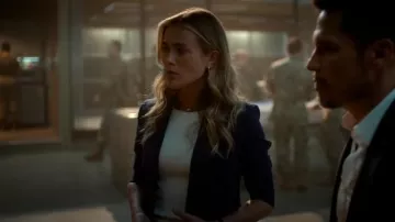 Cinq A Sept Khloe Crepe Ruched Blazer porté par Rebecca Henderson (Melissa Roxburgh) comme on le voit dans The Hunting Party (S01E02)