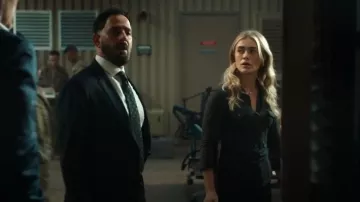 Chemise à panneaux contrastés James Perse portée par Rebecca Henderson (Melissa Roxburgh) comme on le voit dans The Hunting Party (S01E03)