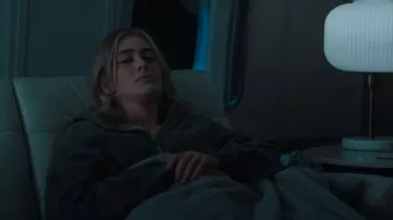 H&M Sweat à capuche zippé imprimé surdimensionné porté par Rebecca Henderson (Melissa Roxburgh) comme on le voit dans The Hunting Party (S01E04)