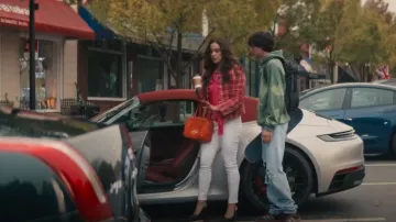 Sac en similicuir Love Moschino porté par Birdie (Melissa Fumero) tel qu’on le voit dans la Grosse Pointe Garden Society (S01E02)