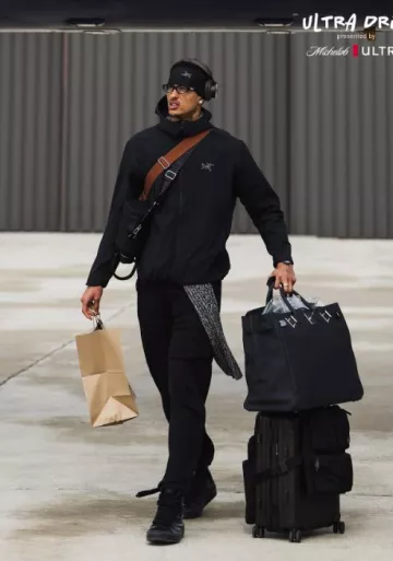 Bolso Hermès Negro 'HAC Birkin 50' usado por Kyle Kuzma en la cuenta de Instagram @bucks