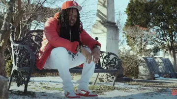 New Era Chicago White Sox Scarlet Red 59FIFTY portée par Young Nudy dans Young Nudy - Angels Vs Demons (Vidéo Officielle)