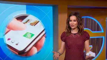 Robe Doen Katarina en cerisier noir portée par Rebecca Jarvis comme on le voit dans Good Morning America le 3 mars 2025