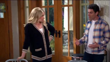 C by Bloomingdale’s Cashmere Cachemire Bordure Contrastante Cardigan porté par Gemma Johnson (Beth Behrs) comme on le voit dans The Neighborhood (S07E13)