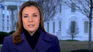 Abrigo con cuello Ann Taylor Notch usado por Mary Bruce como se ve en Good Morning America el 4 de marzo de 2025