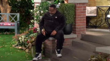 Baskets Puma Rebound Layup portées par Calvin Butler (Cedric the Entertainer) comme on le voit dans The Neighborhood (S07E13)