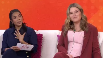 Blazer de botonadura sencilla de crepé fluido Lela Rose usado por Jenna Bush Hager como se vio en Today with Jenna & Friends el 5 de marzo de 2025