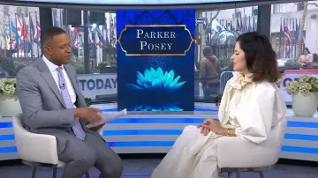 Haut court à manches bouffantes à cordon de serrage Patou porté par Parker Posey comme on le voit dans Today le 5 mars 2025