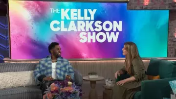 Représente une surchemise à carreaux texturés portée par Jason Derulo telle qu’elle a été vue dans le Kelly Clarkson Show le 5 mars 2025