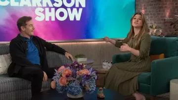 Tanya Taylor Shivon Robe mi-longue en popeline de coton portée par Kelly Clarkson telle qu’elle a été vue dans The Kelly Clarkson Show le 5 mars 2025