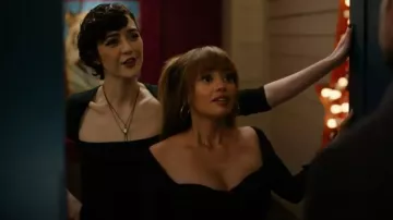 Top en tricot Reformation Laurel porté par Maddy (Katie Findlay) comme on le voit dans Wild Cards (S02E05)