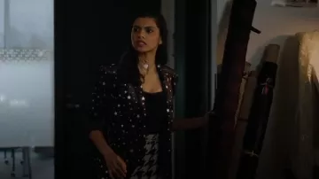 Mini-jupe à paillettes pied-de-poule mangue portée par le coroner Olive (Manuela Sosa) comme on le voit dans Wild Cards (S02E08)