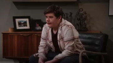 Vieja camisa de franela azul marino usada por Carter (Maxwell Simkins) como se ve en Shifting Gears (S01E06)