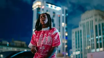 Marni Hot Pink Scribbled Cupcake T-Shirt porté par Hurricane Wisdom dans Hurricane Wisdom ft. Polo G - Giannis Remix (Clip Officiel)