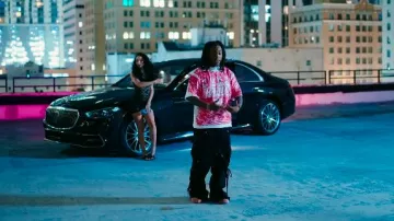 Marni Antique Rose Pink Fur Fussbett Sabot Mules portées par Hurricane Wisdom dans Hurricane Wisdom ft. Polo G - Giannis Remix (Clip Officiel)