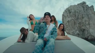 Louis Vuitton Veste en jean Damier bleu délavé clair portée par Ohgeesy dans OhGeesy - Novio #2 (feat. Junior H) [Clip Officiel]