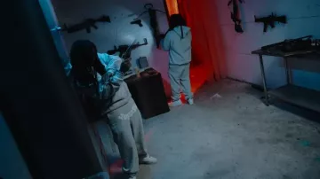 Spider Worldwide Sweat à capuche gris et blanc avec logo en toile d’araignée porté par Hurricane Wisdom dans Hurricane Wisdom ft. Raq Baby - On God (Clip Officiel)