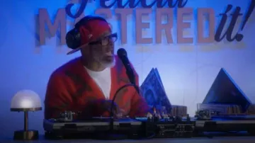 New Era New York Yankees Scarlet Basic 59FIFTY Ajusté porté par Poppa (Damon Wayans) comme on le voit dans la maison de Papy (S01E13)